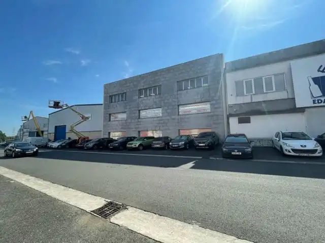 Außenansicht von Fabrikhallen zur Miete in Urnieta