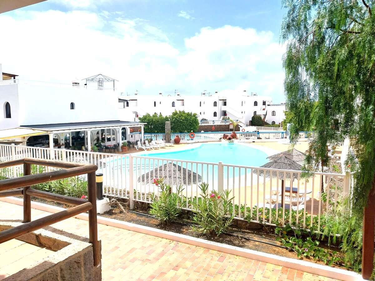 Piscina de Apartament en venda en Teguise amb Terrassa, Moblat i Piscina comunitària