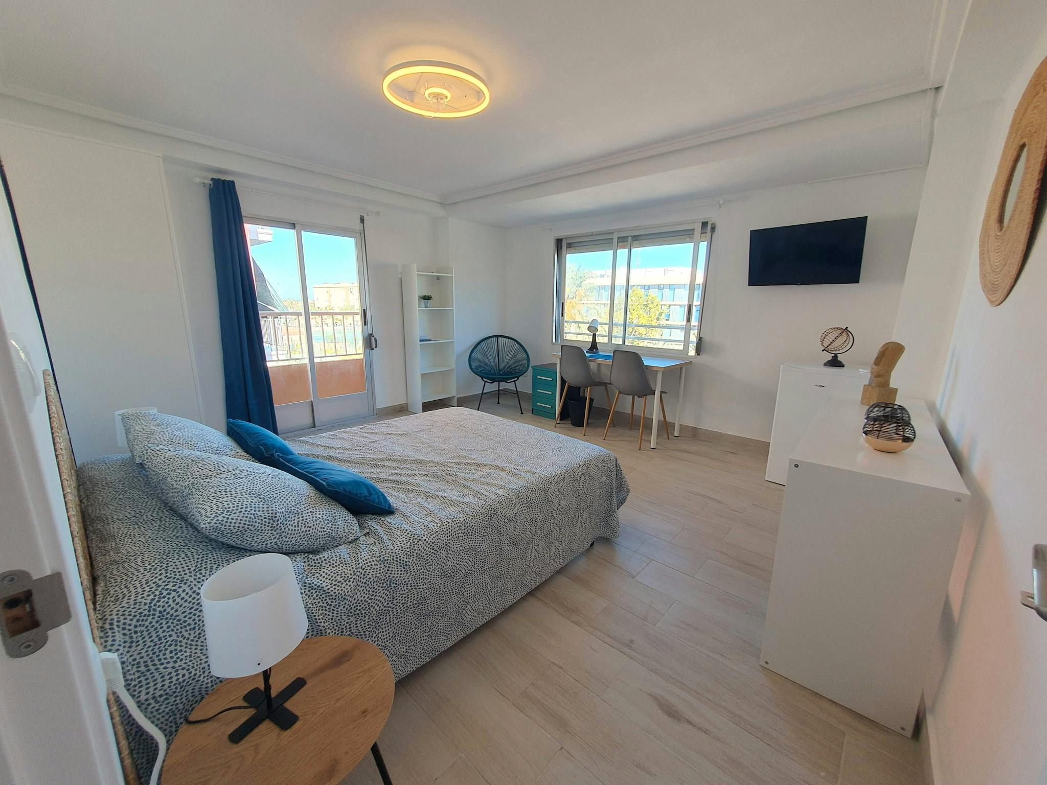 Bedroom of Flat to share in  Valencia Capital  with Washing machine and TV