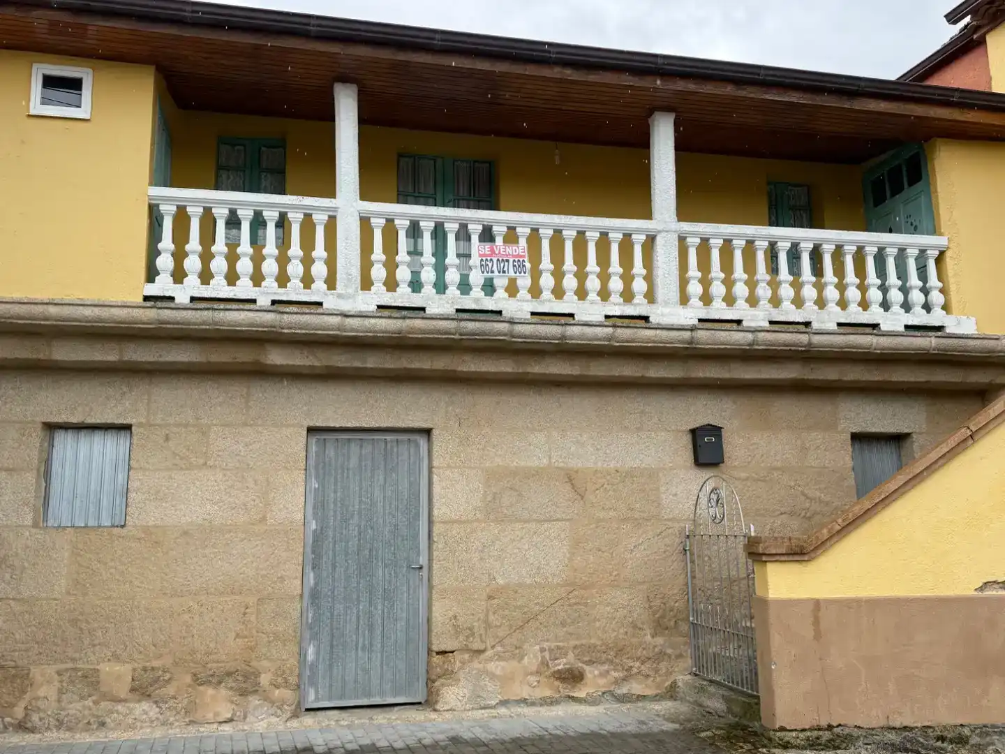 Vista exterior de Casa adosada en venda en Sarreaus amb Traster, Moblat i Balcó