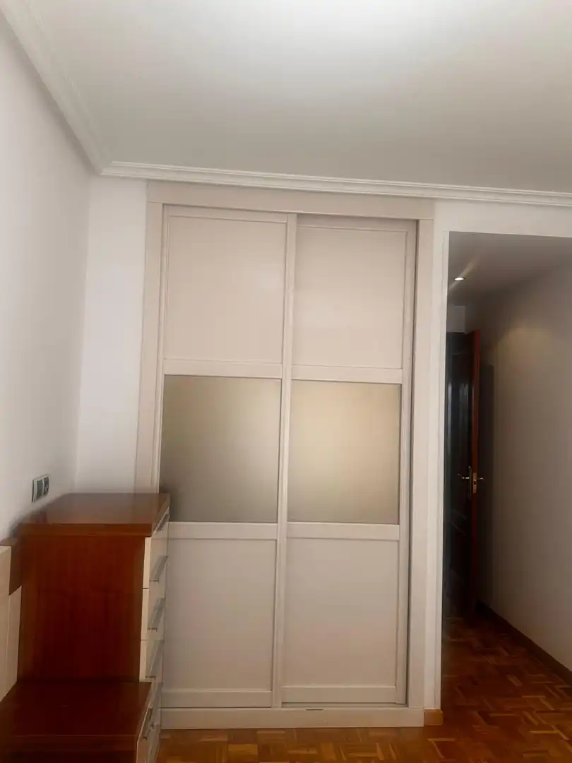 Habitación de Piso en venta en Oviedo  con Calefacción, Parquet y Trastero