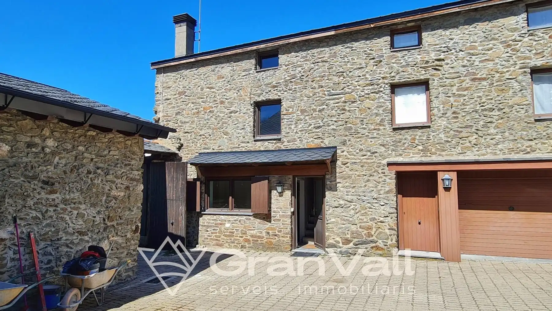 Vista exterior de Casa adosada en venda en Fontanals de Cerdanya amb Calefacció