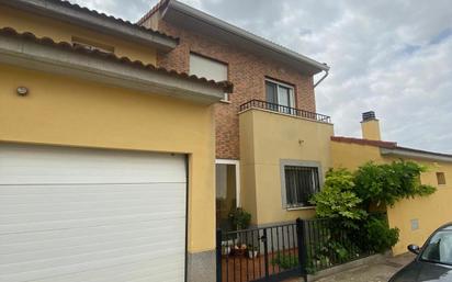 Vista exterior de Casa o xalet en venda en San Mateo de Gállego amb Aire condicionat, Calefacció i Jardí privat