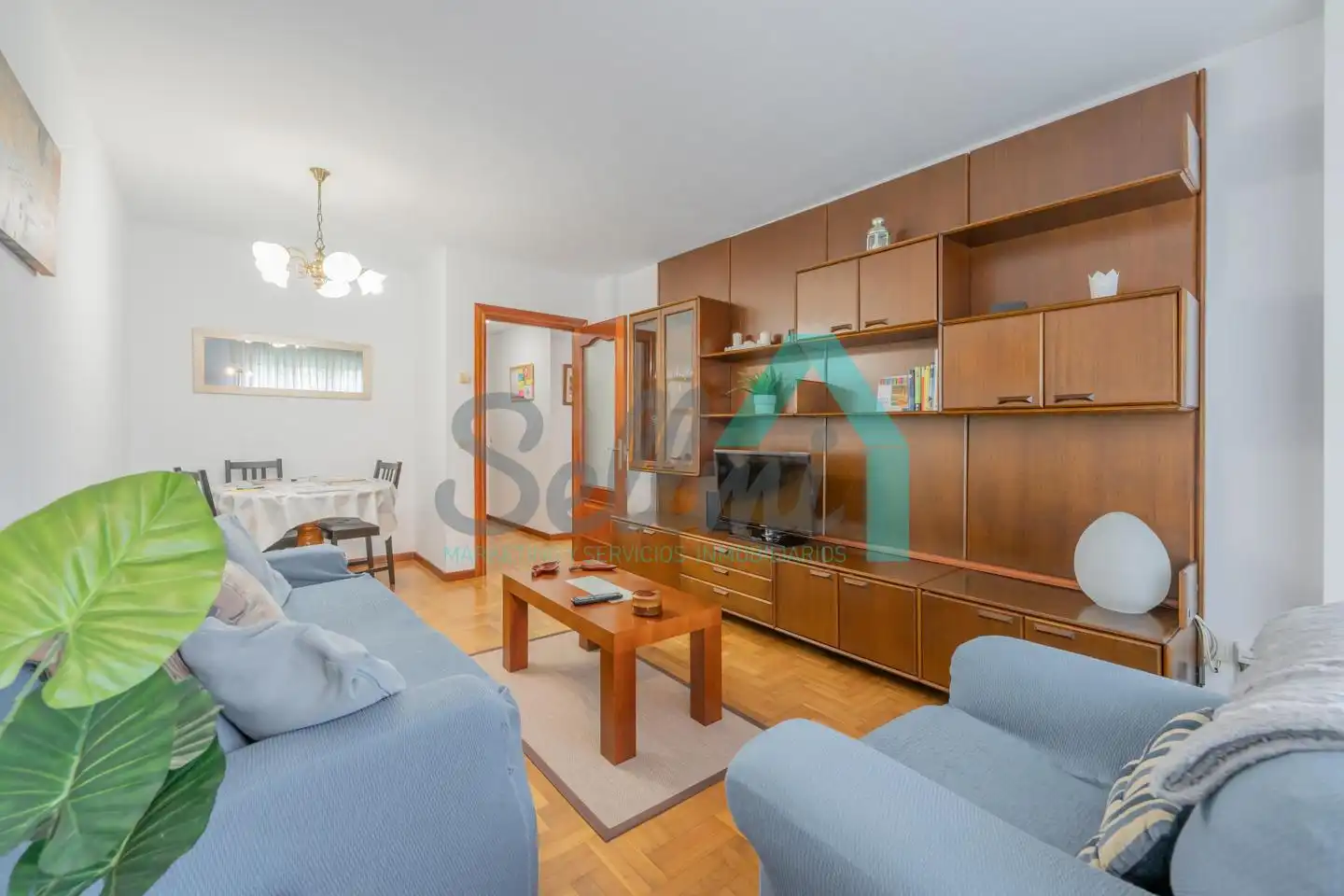 Sala d'estar de Pis de lloguer en Gijón  amb Calefacció, Parquet i Moblat