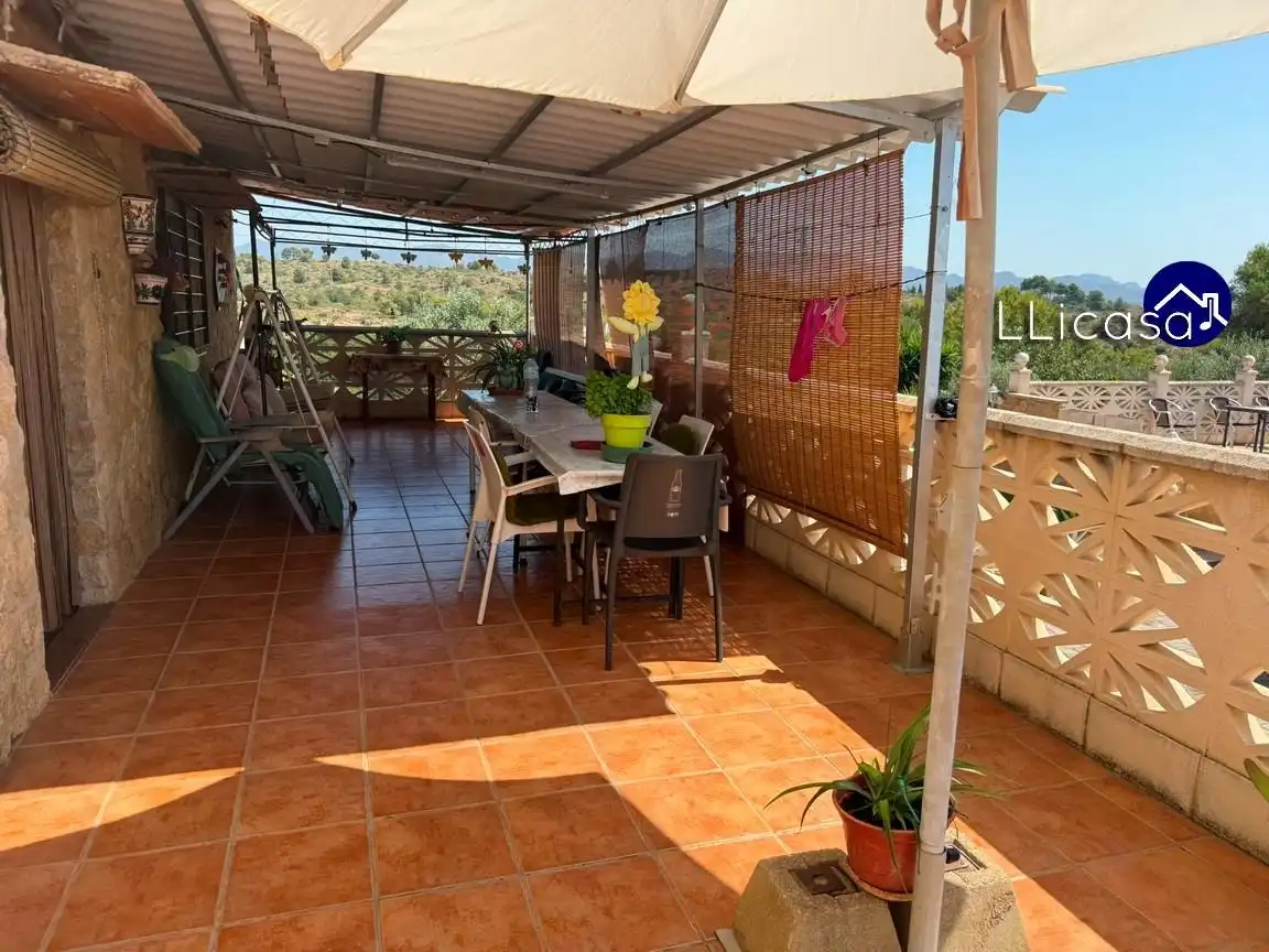Terrassa de Casa o xalet en venda en La Pobla de Vallbona amb Terrassa, Piscina i Piscina comunitària
