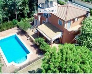 Vista exterior de Casa o xalet en venda en  Jaén Capital amb Aire condicionat, Calefacció i Jardí privat