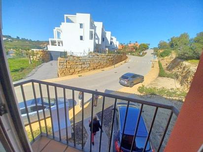 Vista exterior de Casa adosada en venda en Manilva amb Terrassa i Piscina comunitària