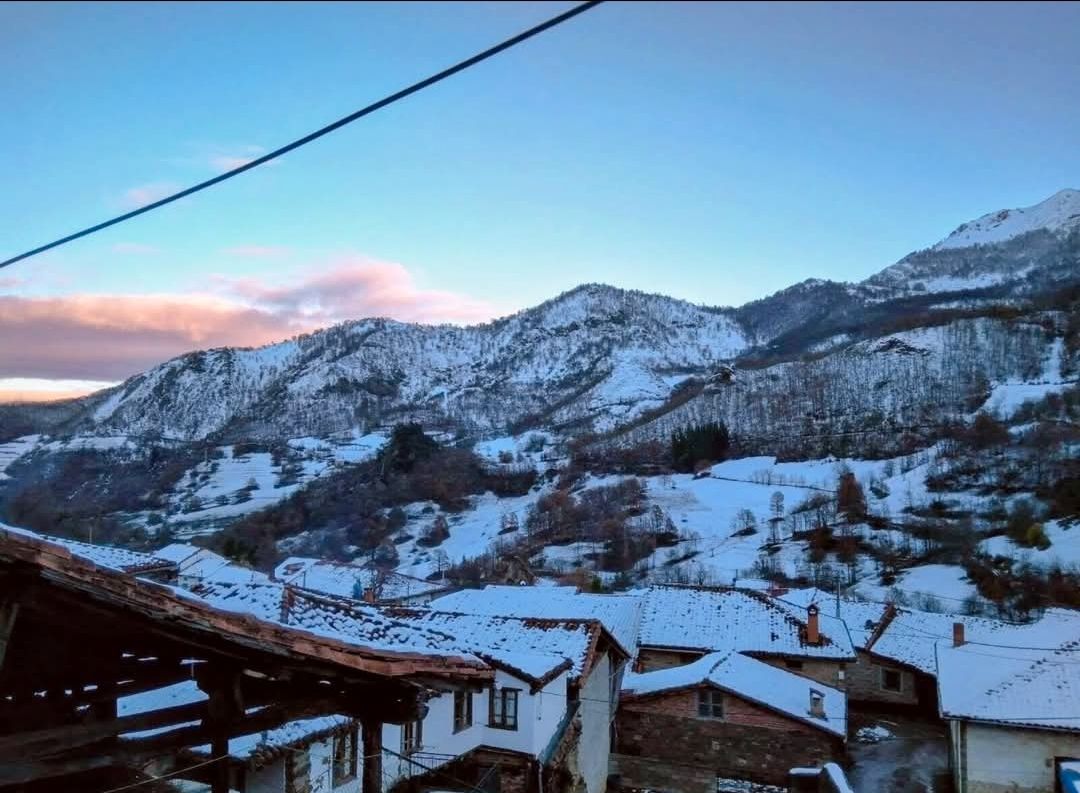 Vista exterior de Casa o xalet en venda en Vega de Liébana amb Jardí privat, Moblat i Balcó