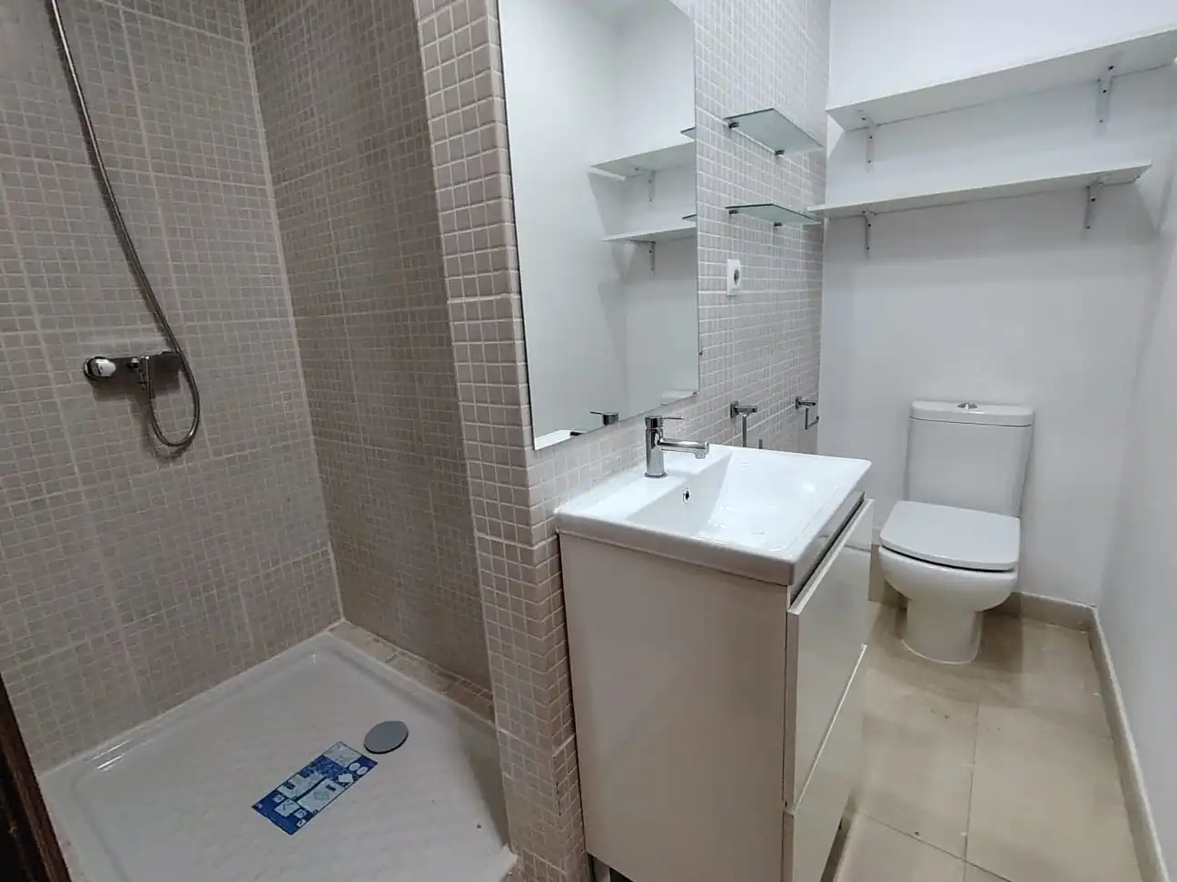 Badezimmer von Wohnung zur Miete in Valencia mit Möbliert, Ofen und Waschmaschine
