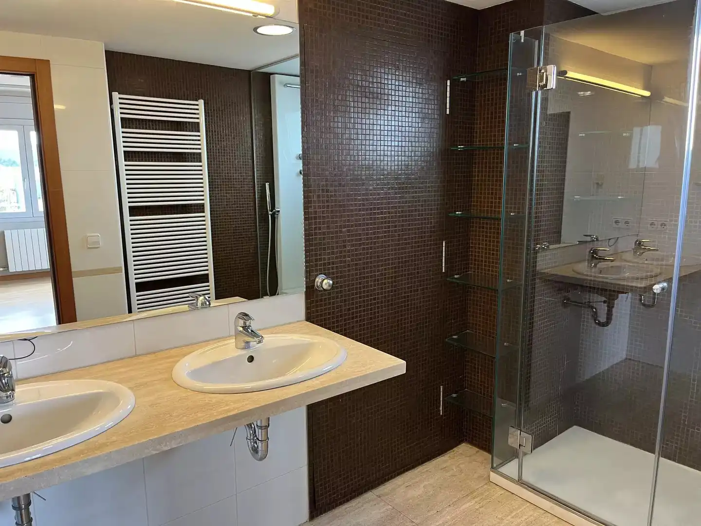 Bathroom of Flat for sale in Girona  with Air Conditioner, Heating and Parquet flooring