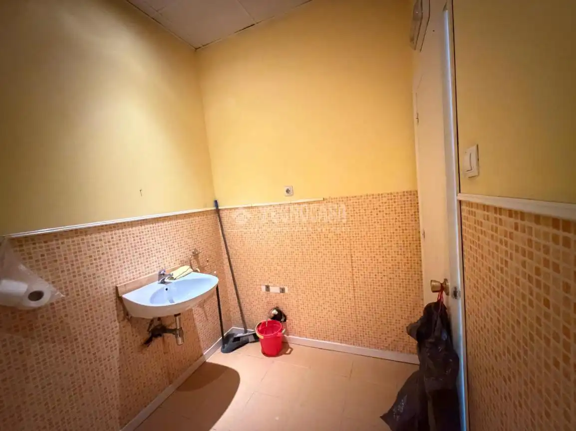 Bathroom of Commercial properties for rent in Sevilla