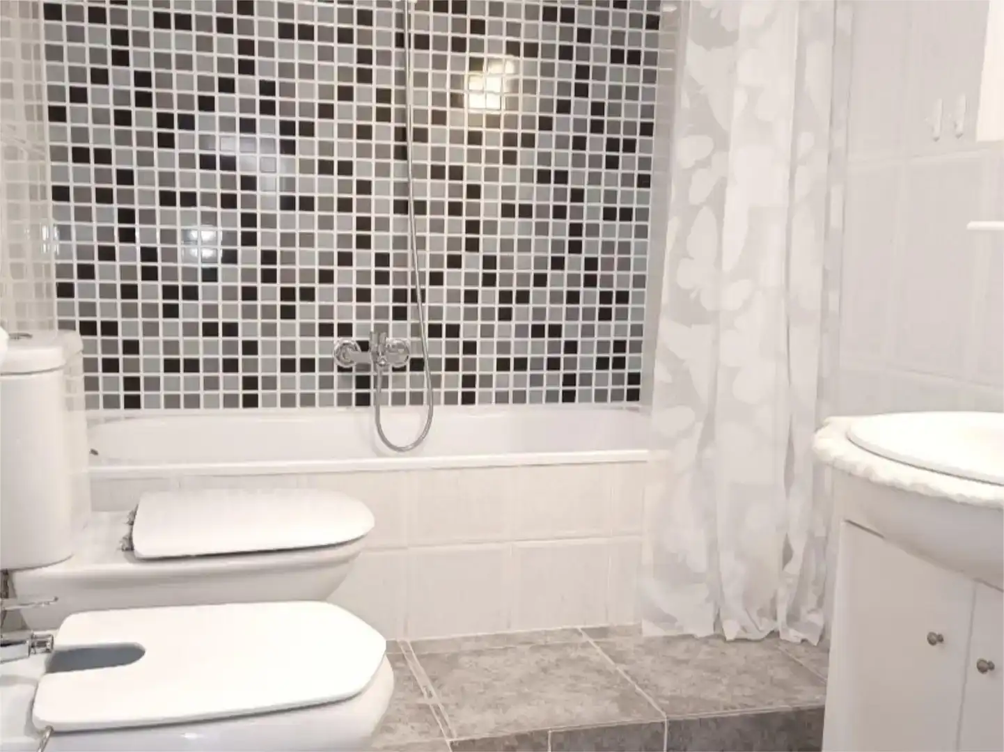 Baño de Piso de alquiler en Tavernes Blanques con Aire acondicionado, Amueblado y Balcón