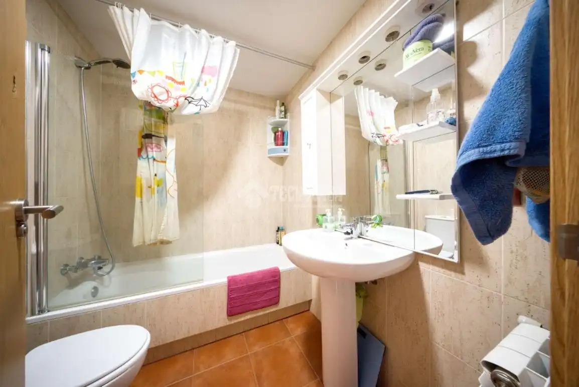 Baño de Casa adosada en venta en Aldeamayor de San Martín con Calefacción y Jardín privado