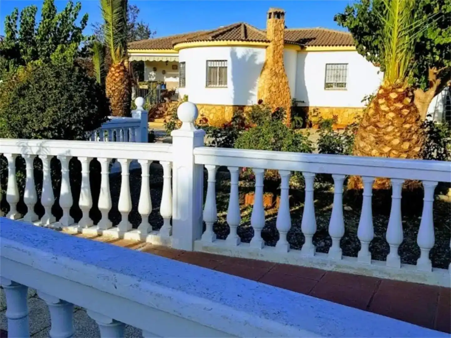 Vista exterior de Finca rústica en venda en Guadix amb Aire condicionat, Jardí privat i Piscina