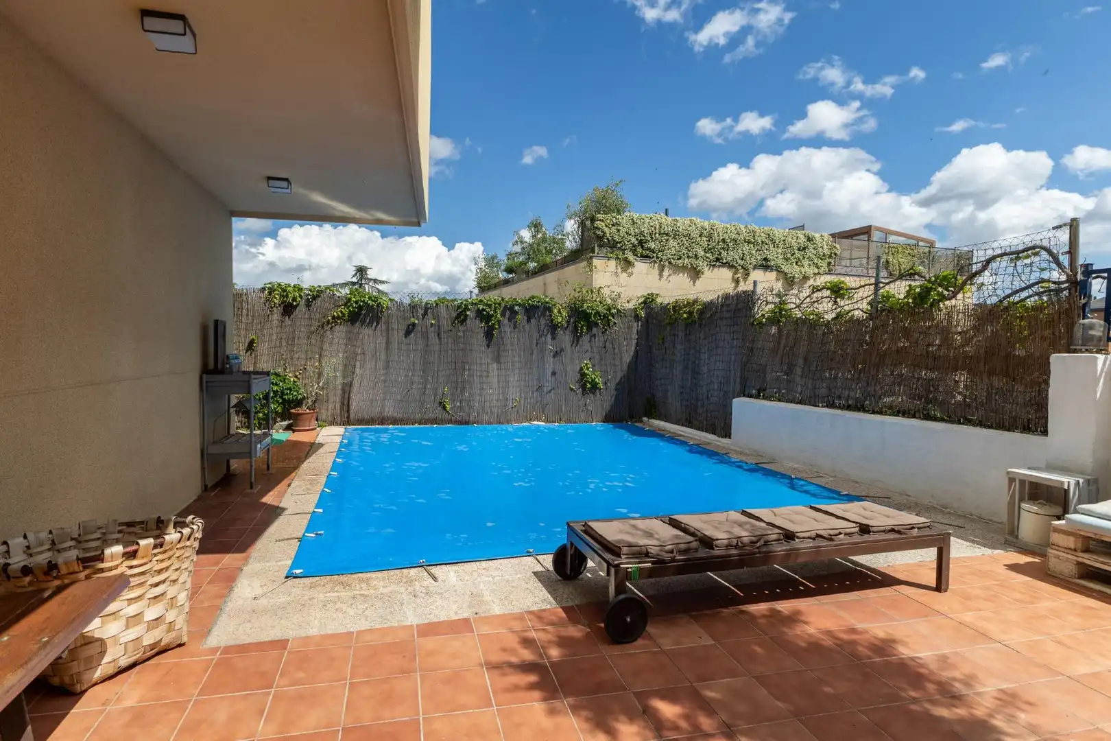 Piscina de Casa o xalet en venda en Madrid amb Aire condicionat, Calefacció i Jardí privat