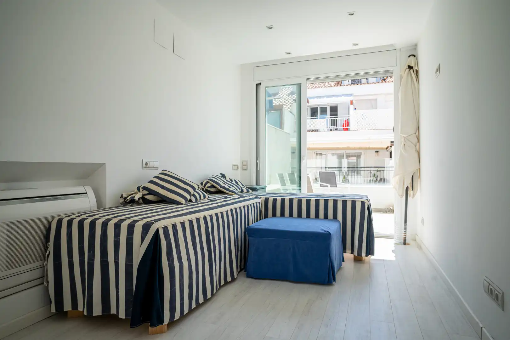 Schlafzimmer von Einfamilien-Reihenhaus zum Verkauf in Sitges mit Klimaanlage, Heizung und Parkett