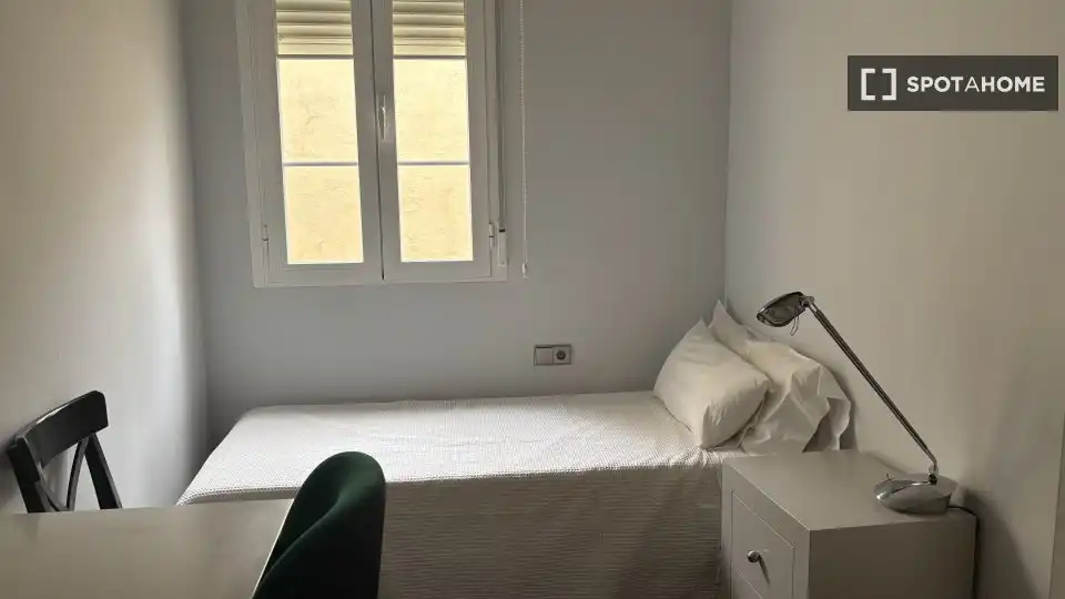 Bedroom of Flat for share in Barrio de Salamanca