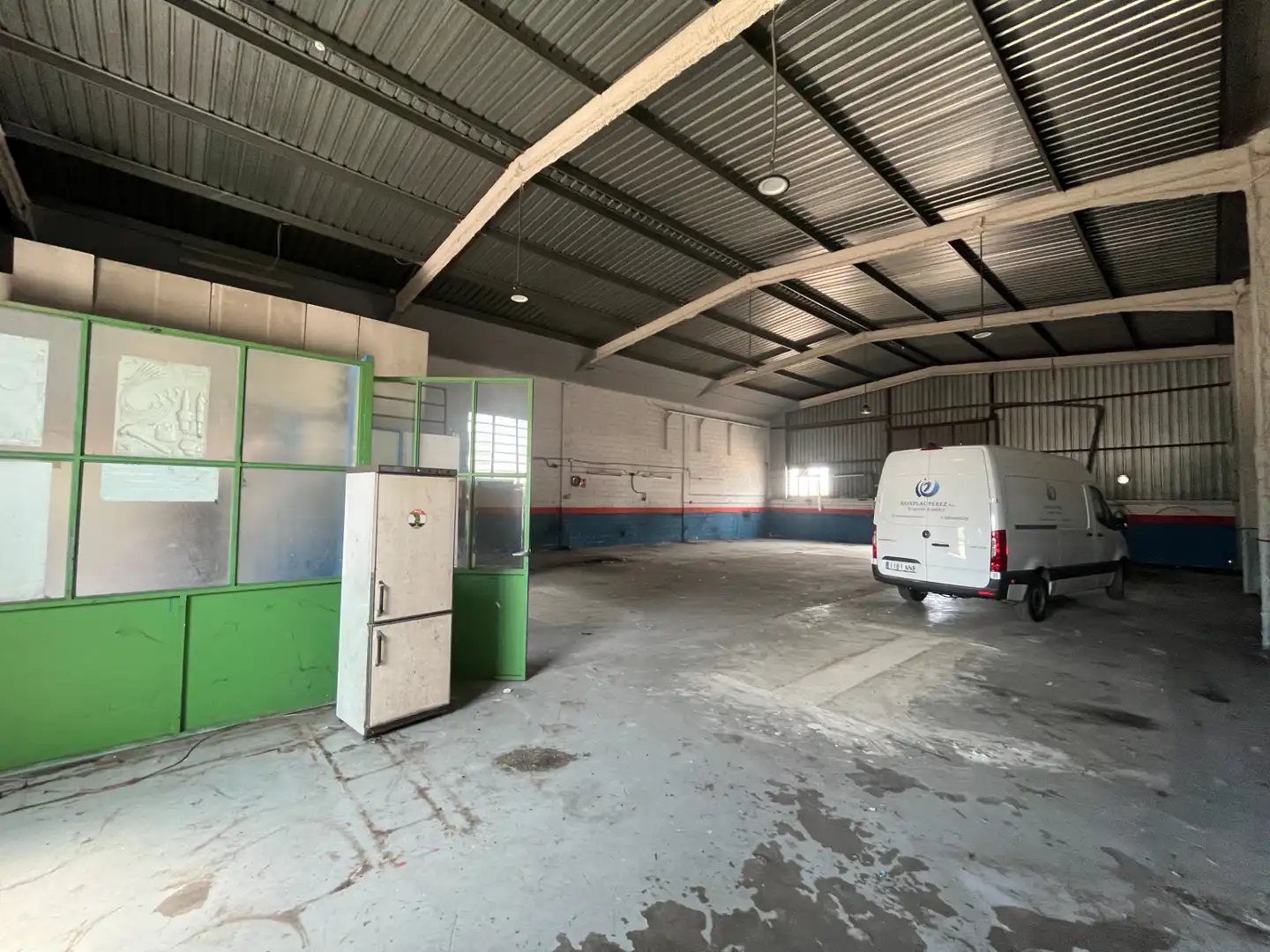 Parkplatz von Fabrikhallen zum Verkauf in Sils, Girona
