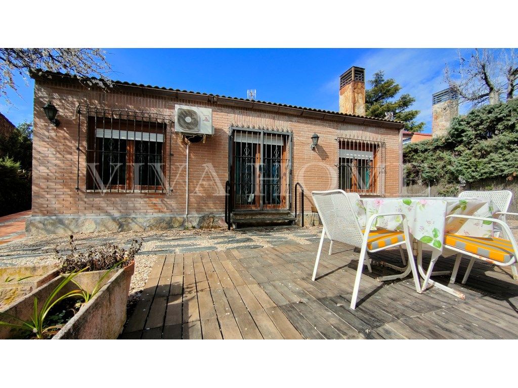 Vista exterior de Casa o xalet en venda en Rivas-Vaciamadrid amb Aire condicionat i Jardí privat