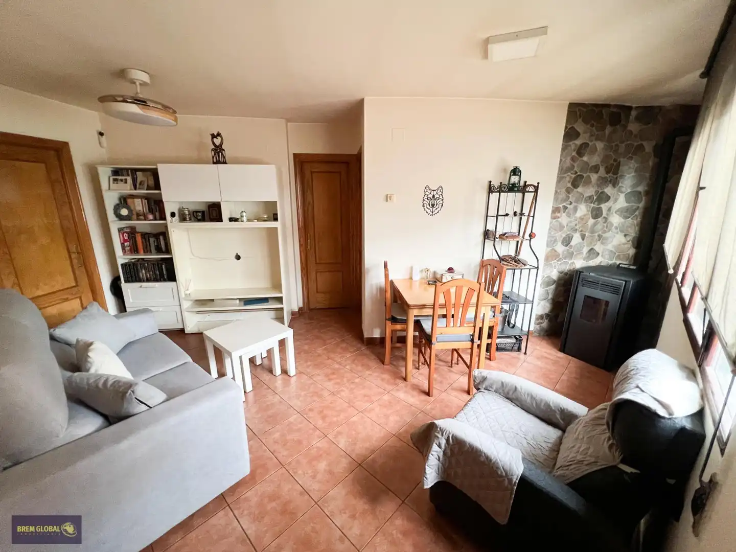 Sala d'estar de Planta baixa en venda en La Cabrera amb Calefacció, Traster i Moblat