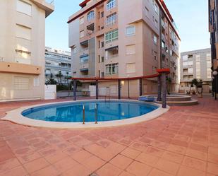 Piscina de Apartament de lloguer en Guardamar del Segura amb Aire condicionat, Terrassa i Balcó