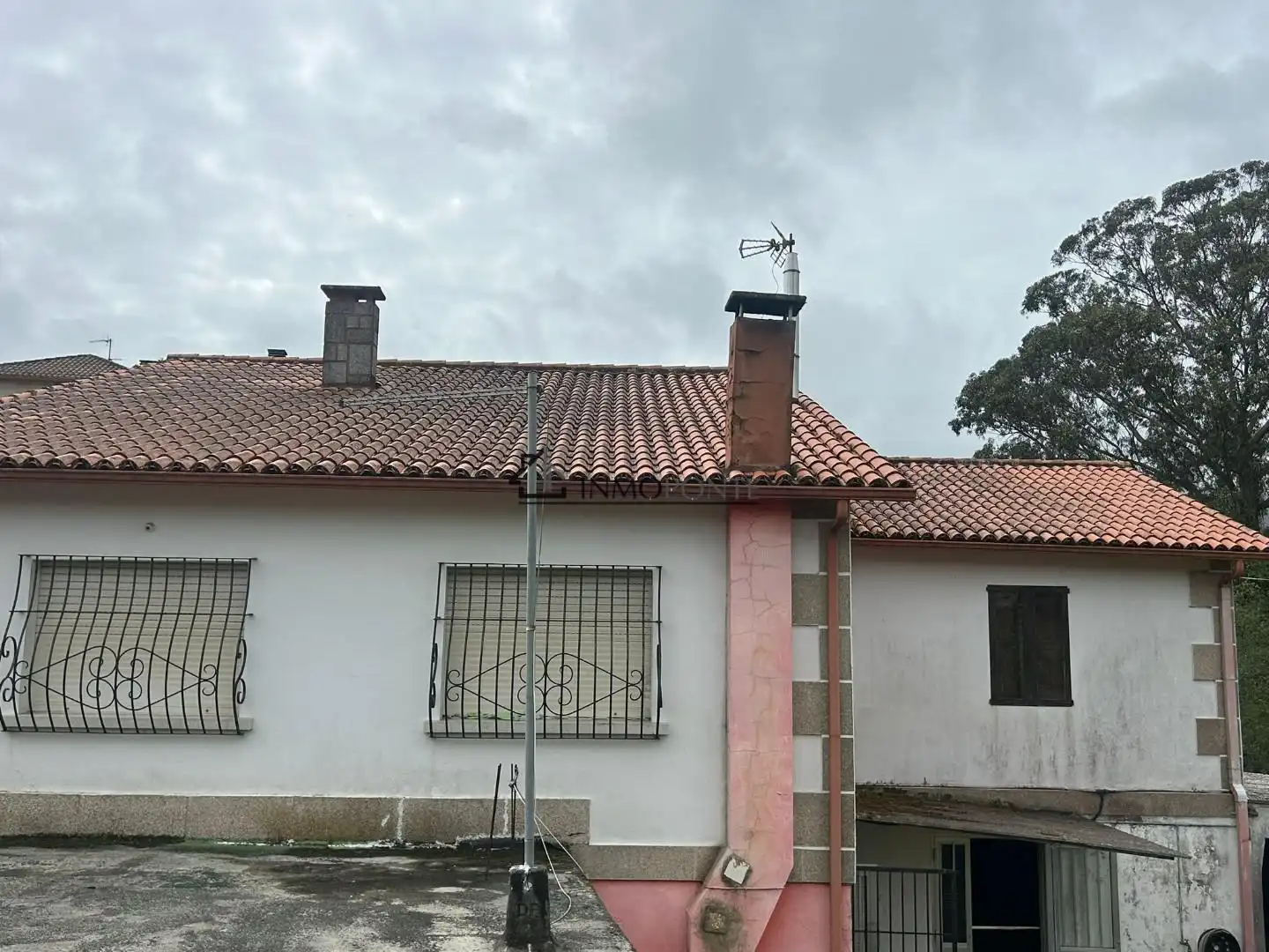 Vista exterior de Casa o xalet en venda en Poio amb Calefacció, Jardí privat i Terrassa