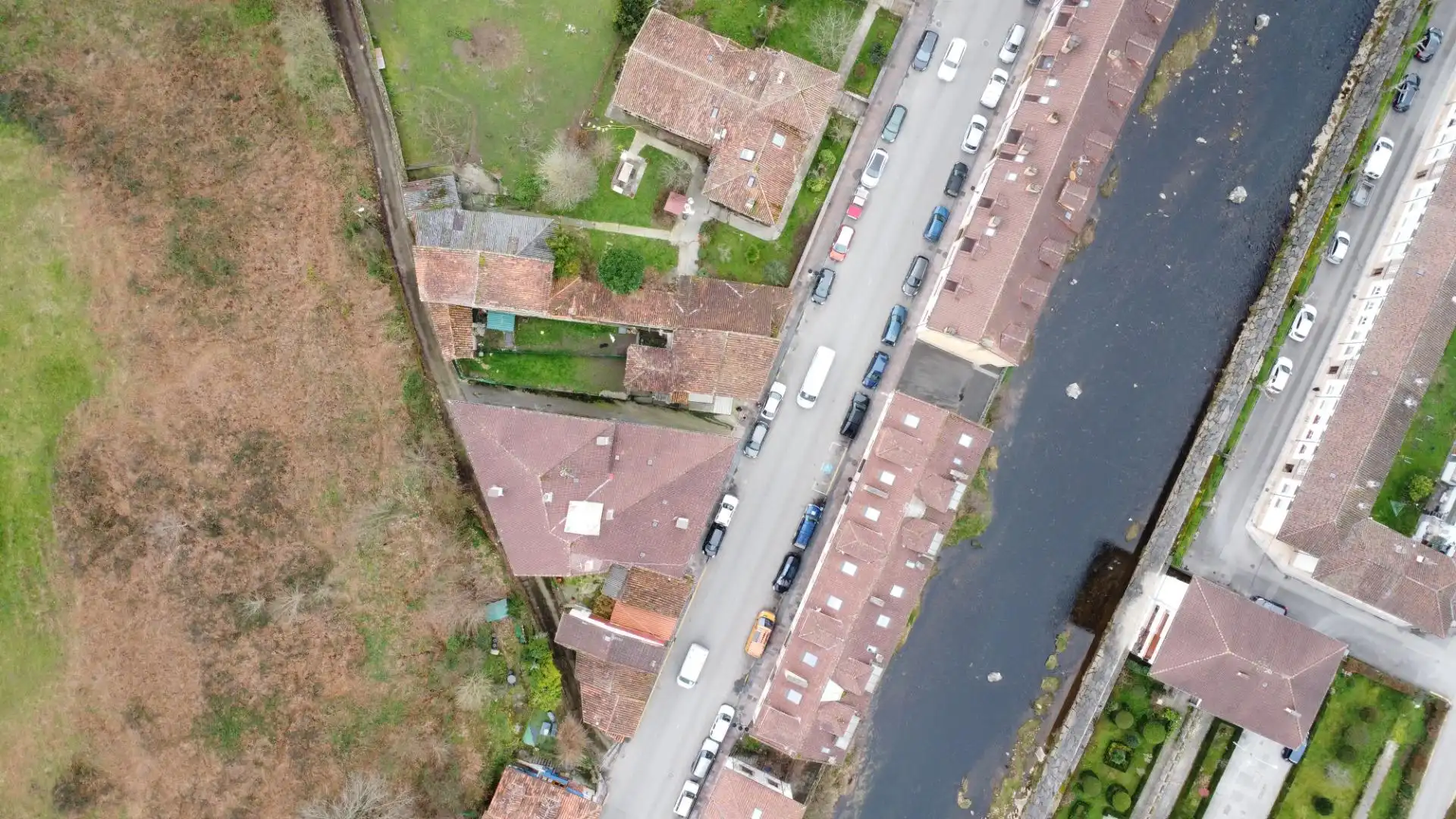 Außenansicht von Einfamilien-Reihenhaus zum Verkauf in Cangas de Onís mit Heizung und Abstellraum