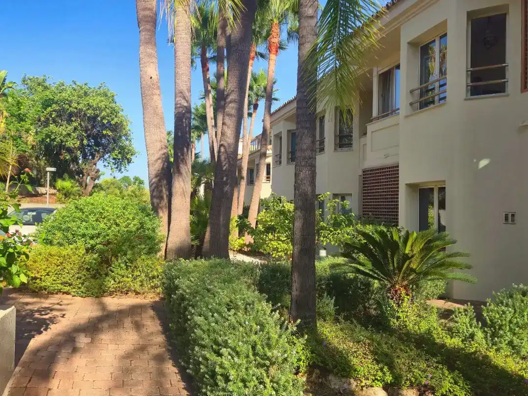 Vista exterior de Apartamento en venta en Marbella con Aire acondicionado, Piscina y Balcón