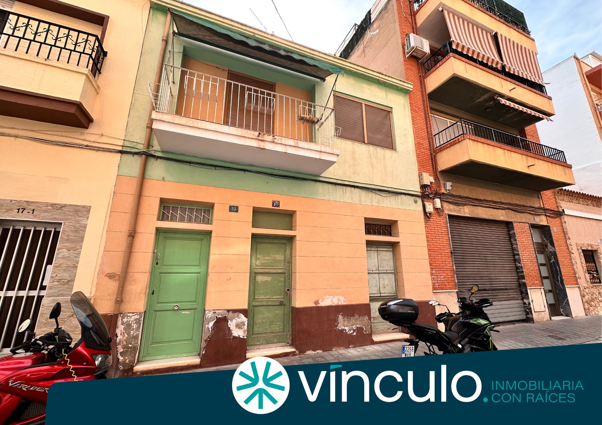 Vista exterior de Casa o xalet en venda en Alicante / Alacant amb Moblat i Balcó