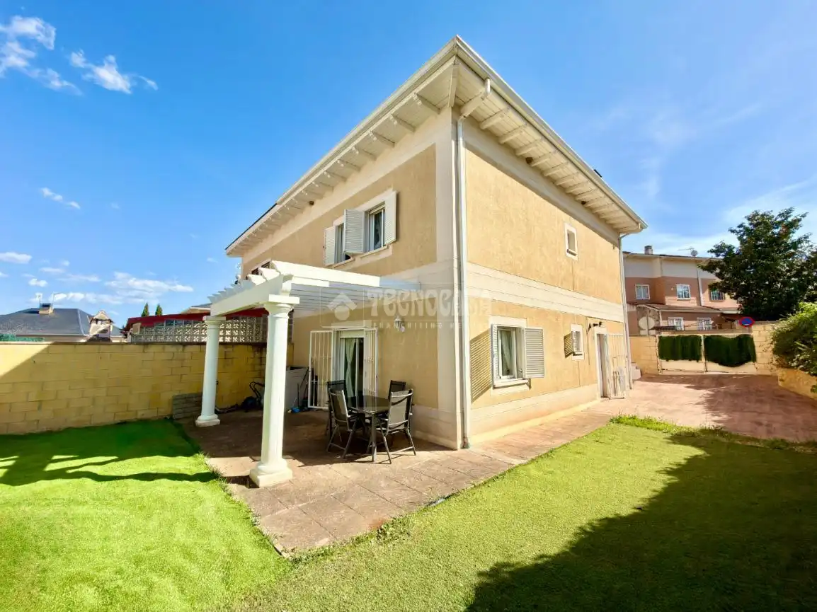 Vista exterior de Casa adosada en venta en Cabanillas del Campo con Calefacción