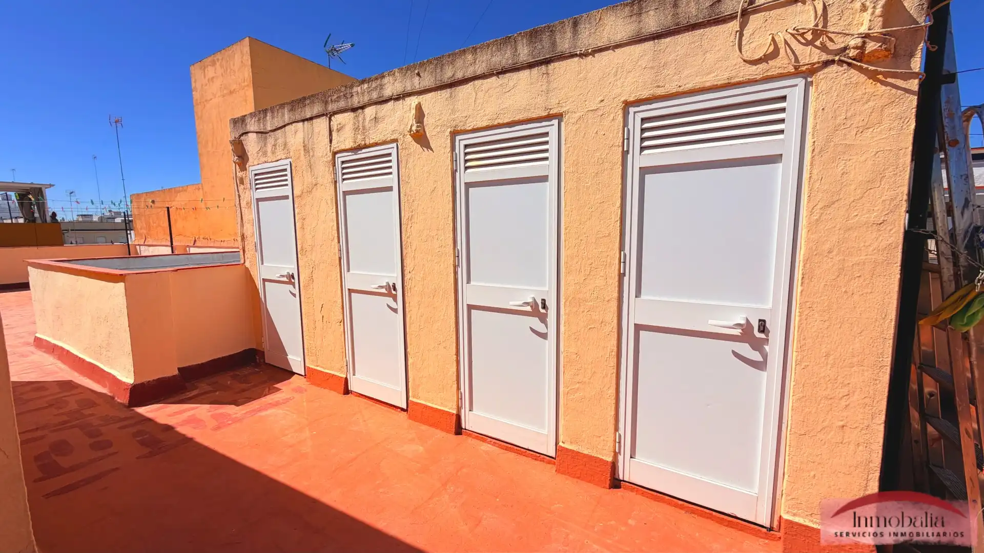 Exterior view of Flat for sale in Sevilla  with Air Conditioner, Terrace and Storage room
