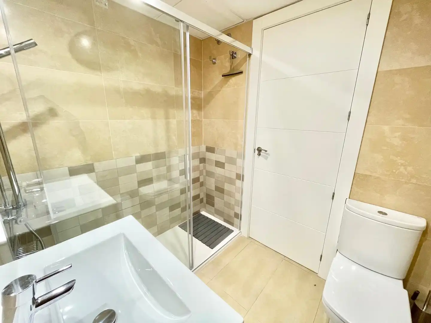 Bany de Apartament de lloguer en Los Alcázares amb Aire condicionat, Piscina i Moblat