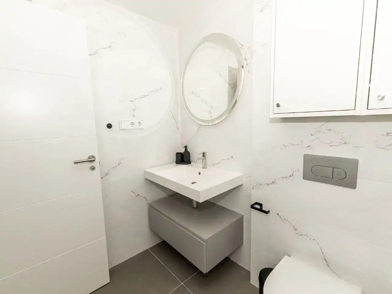 Bany de Apartament de lloguer en Fuengirola amb Aire condicionat, Piscina i Balcó
