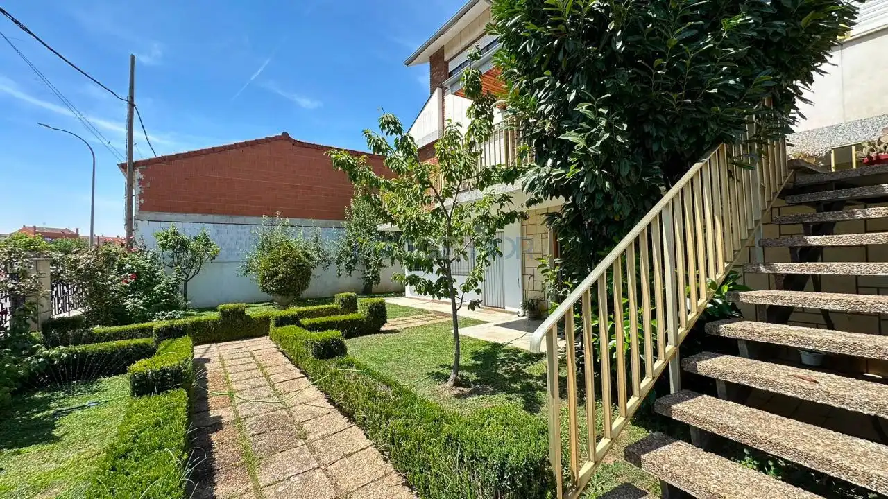 Vista exterior de Casa o chalet en venta en Carrizo con Calefacción, Jardín privado y Terraza
