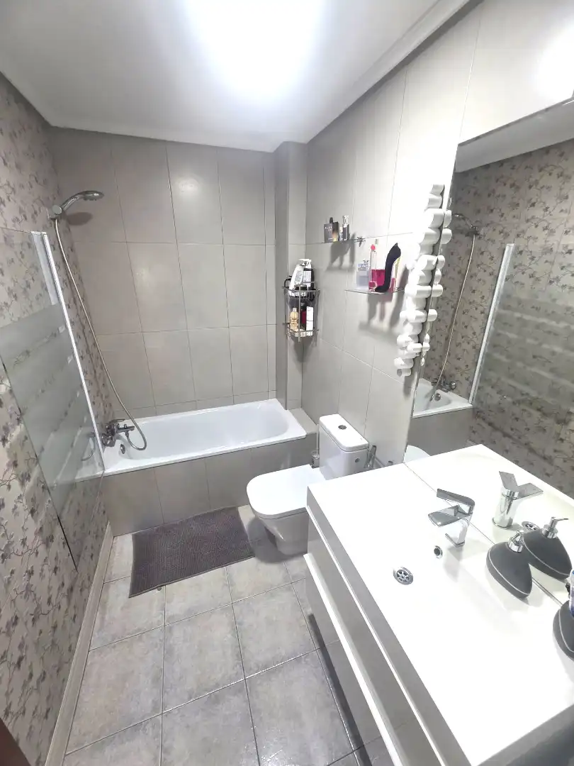 Bathroom of Flat for sale in Madrid  with Air Conditioner, Heating and Parquet flooring