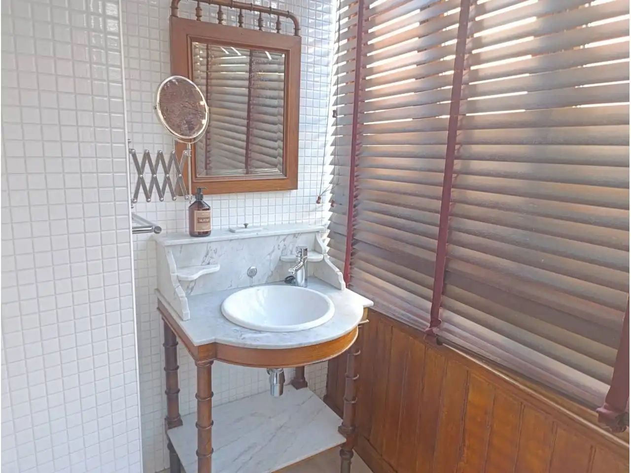 Badezimmer von Einfamilien-Reihenhaus zum Verkauf in Lena mit Heizung, Terrasse und Möbliert