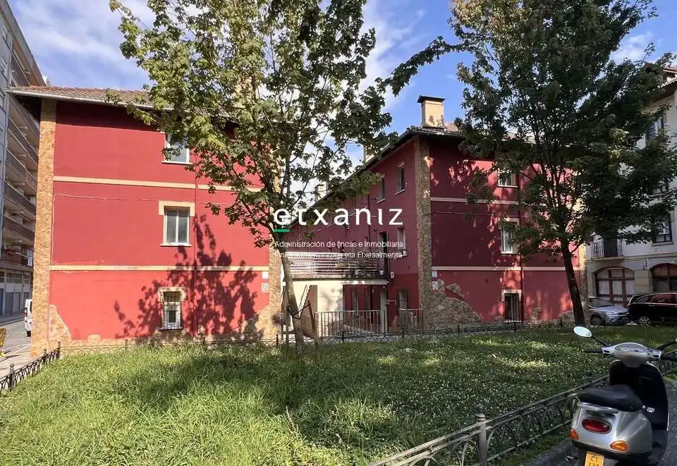 Vista exterior de Pis en venda en Irun  amb Calefacció, Moblat i Forn