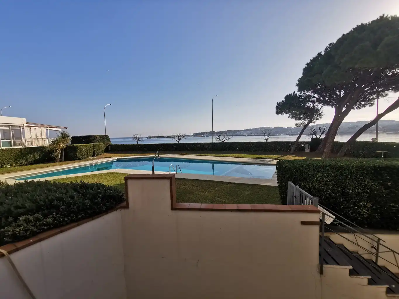 Piscina de Piso en venta en L'Escala con Terraza, Trastero y Amueblado