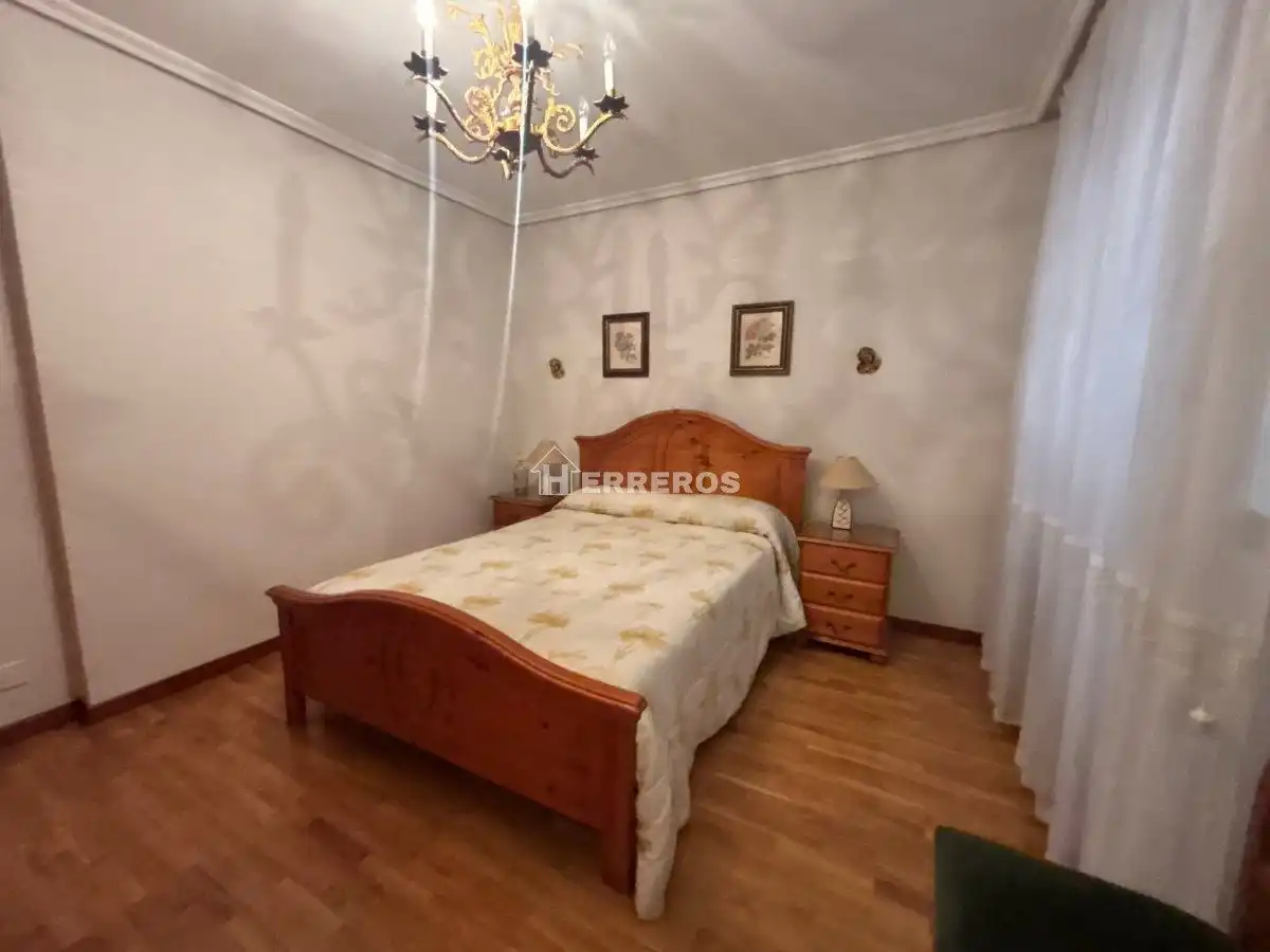 Habitación de Piso en venta en  Logroño con Calefacción, Parquet y Terraza