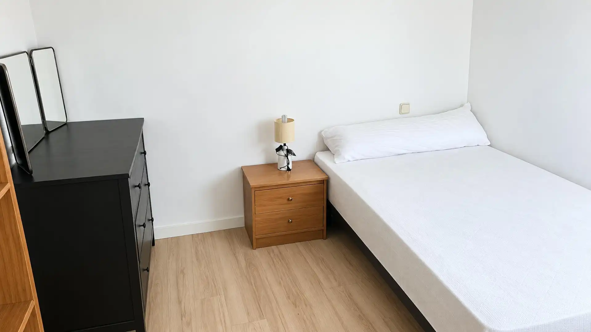 Schlafzimmer von Wohnung zur Miete in Madrid mit Heizung, Möbliert und Waschmaschine
