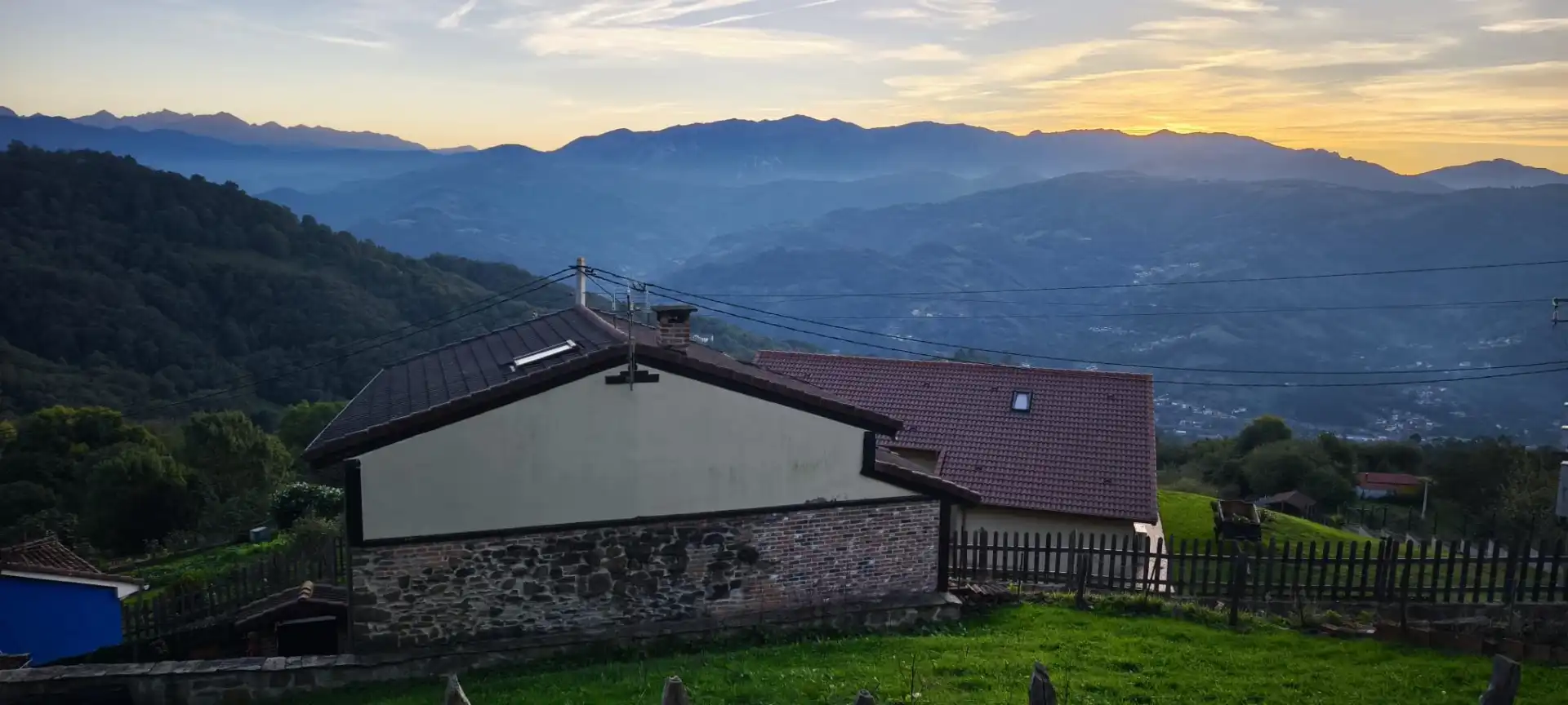 Vista exterior de Casa o xalet en venda en Mieres (Asturias) amb Jardí privat, Terrassa i Traster