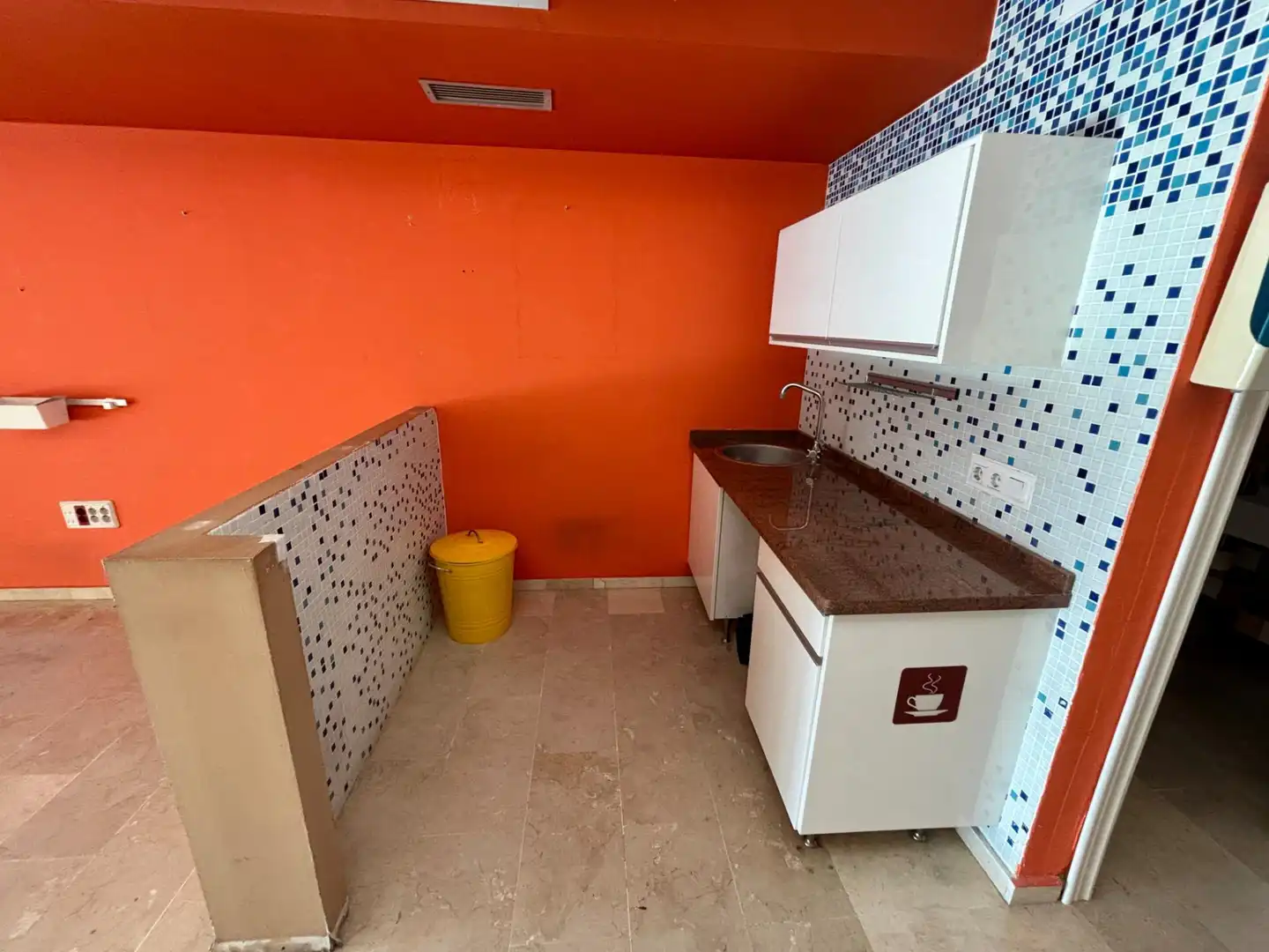 Cuina de Local de lloguer en Torremolinos amb Aire condicionat
