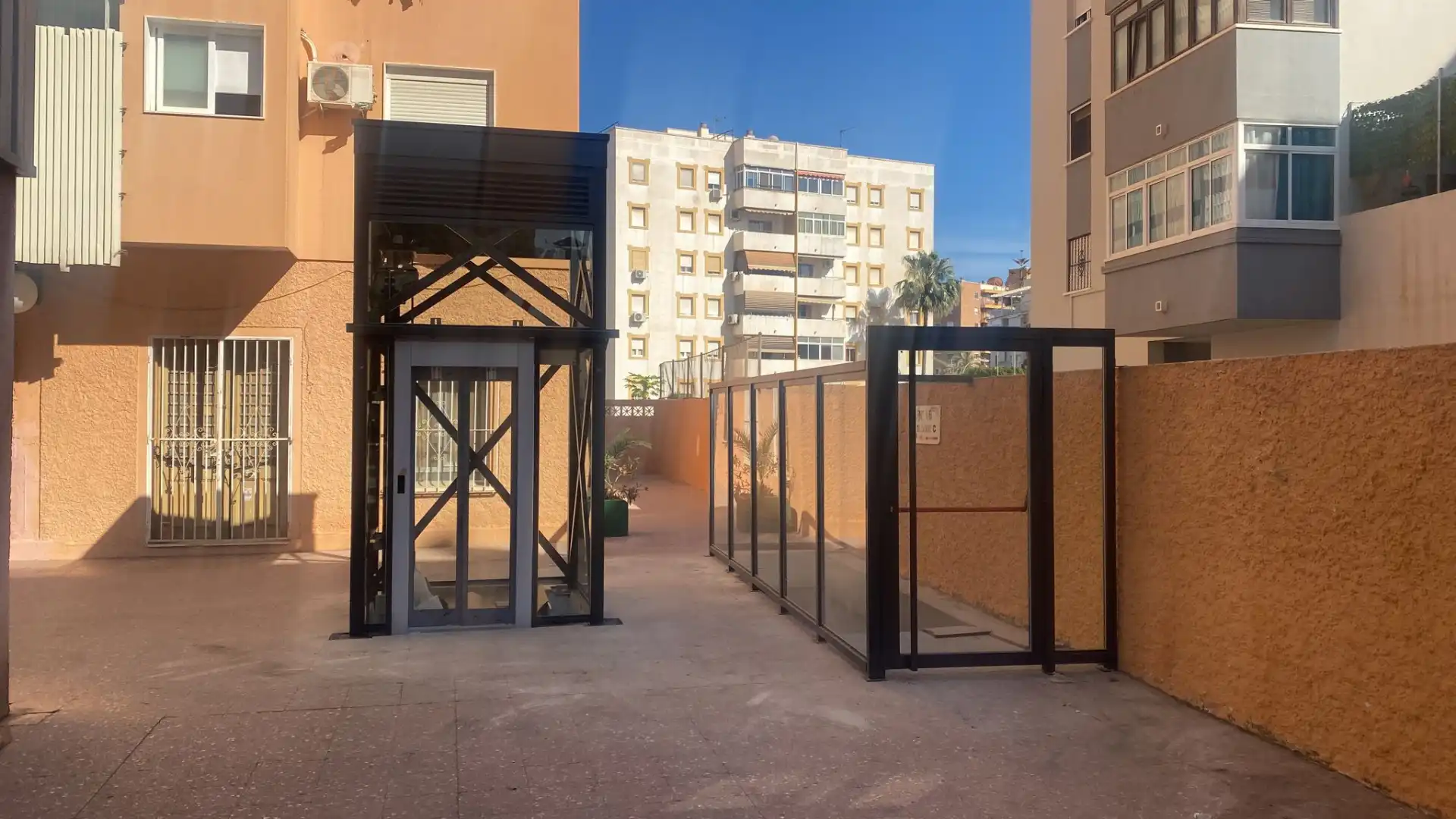 Vista exterior de Garaje en venta en Torremolinos