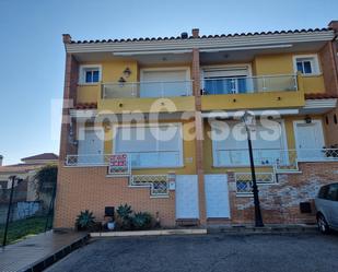 Außenansicht von Einfamilien-Reihenhaus miete in Guardamar de la Safor mit Balkon