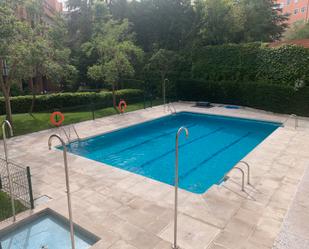 Piscina de Apartament de lloguer en  Madrid Capital amb Aire condicionat, Calefacció i Parquet