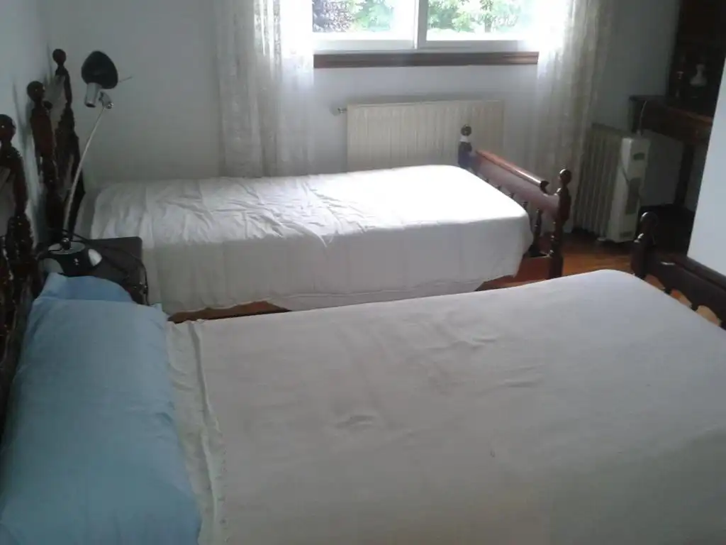 Schlafzimmer von Wohnung zur Miete in Ourense Capital  mit Heizung, Parkett und Möbliert