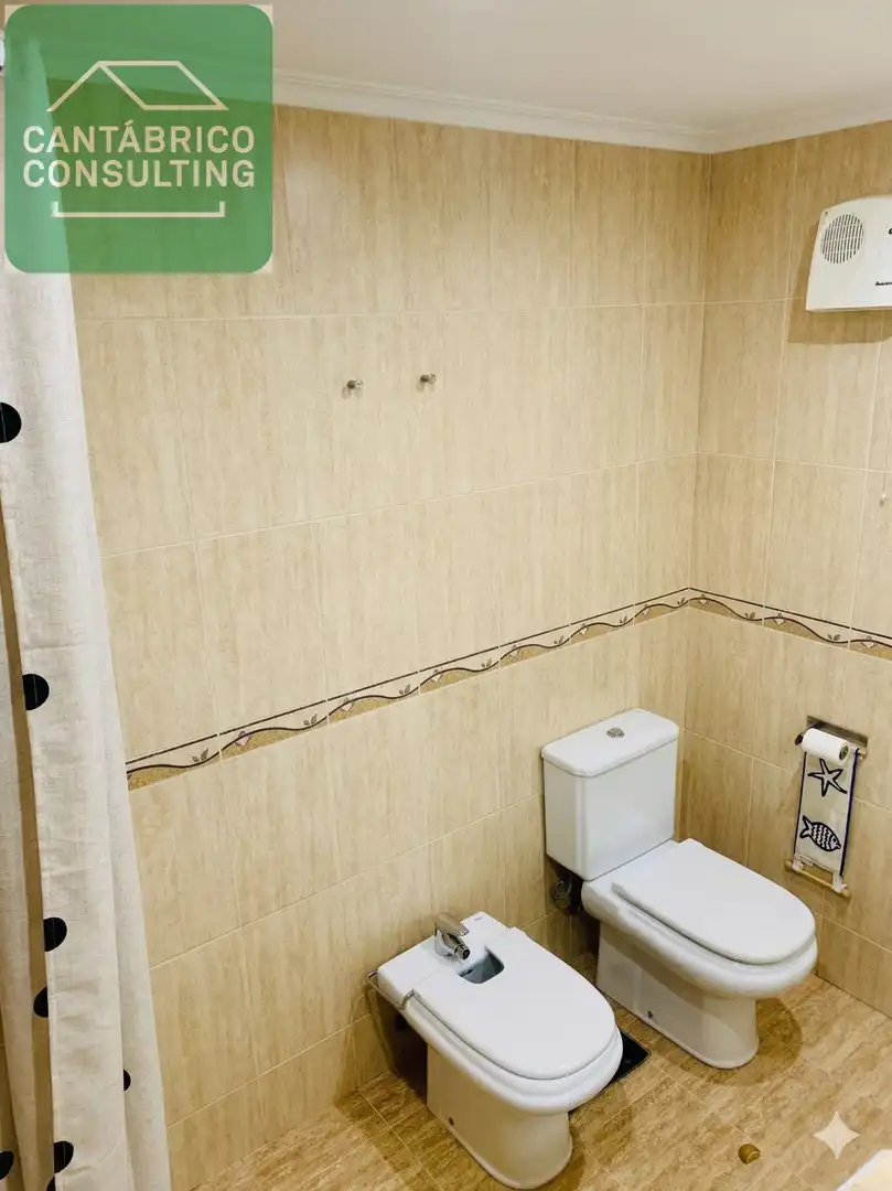 Badezimmer von Maisonette zum Verkauf in Navia mit Heizung, Parkett und Möbliert