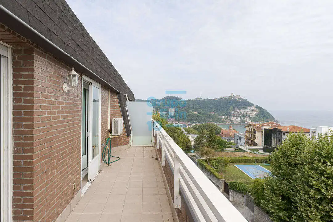 Terrassa de Àtic en venda en Donostia - San Sebastián  amb Calefacció, Terrassa i Piscina