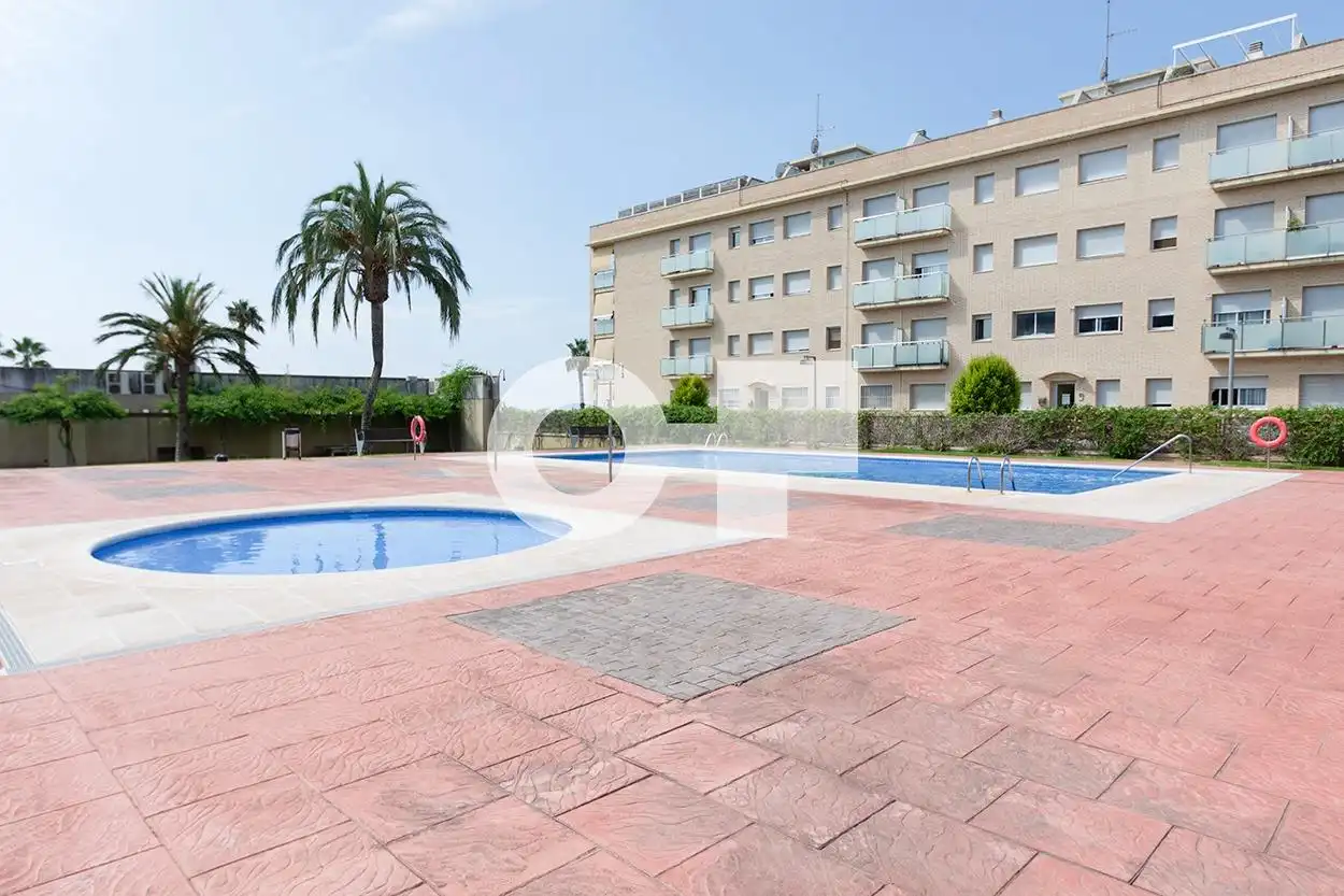 Piscina de Planta baixa en venda en Cubelles amb Aire condicionat, Calefacció i Jardí privat