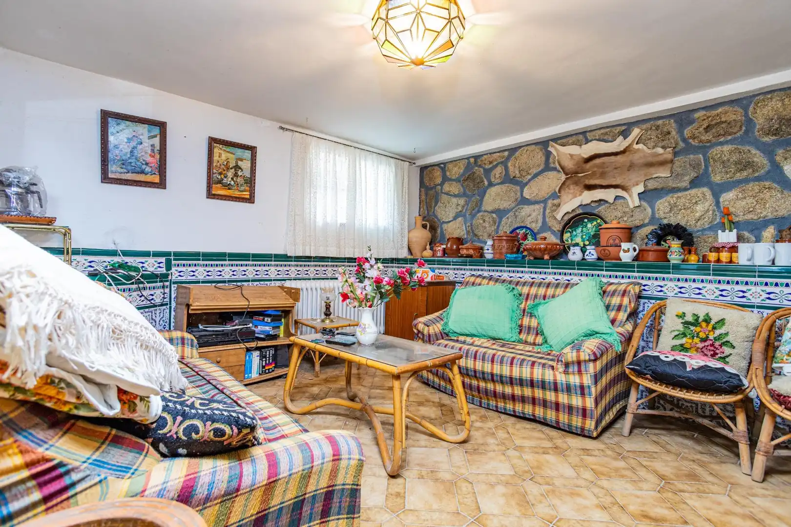 Sala d'estar de Casa o xalet en venda en Miraflores de la Sierra amb Calefacció, Jardí privat i Terrassa